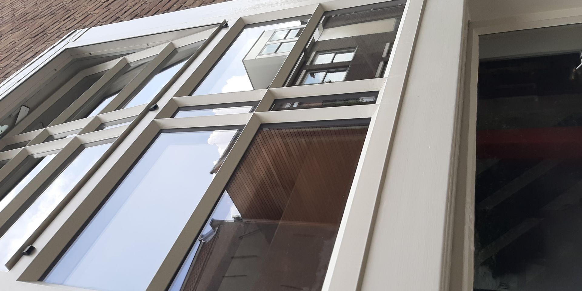 Strakke renovatie met slanke stalen profielen